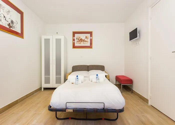 - Next To Paris 公寓 马拉科夫